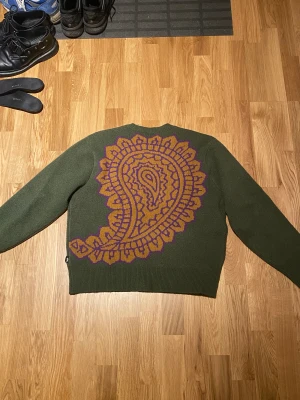 Stussy knit - Tröja från Stussy. Tryck på ryggen Storlek S Köpare betalar frakt