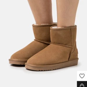 ”Uggs” från Esprit - säljer dessa snygga och sköna uggliknande skor i mocka från Esprit, då de tyvärr var för stora. Endast använda en gång (nyskick).  Nypris: 800 kr