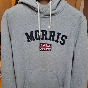 Morris Hoodie - Knappt använd, välskött och mycket bra skick.