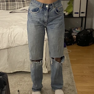 Blåa Jeans - Gina tricot jeans, hål i knäna. Nypris 600.