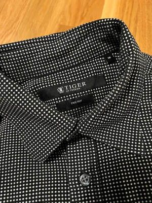 Mönstrad skjorta - Mönstrad skjorta från Tiger of Sweden i storlek 39, motsvarar Medium. 