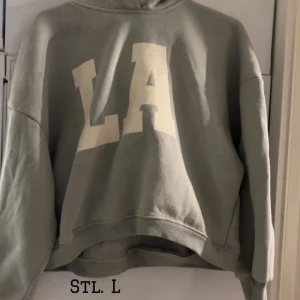 Tjock tröja  - En tjock tröja med luva 