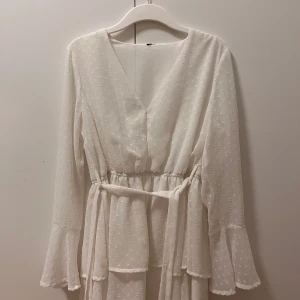 Volang klänning - Vit oanvänd volangklänning🥰 Frakt 45kr