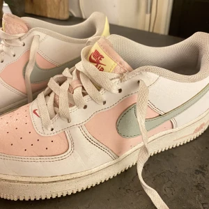 Nike Air Force 1 - Säljer dessa Nike air Force 1 som jag köpte förra våren, använda fåtal gånger då de var lite för små för mig skulle säga en liten 40. Köpta för 1200kr och i fint skick!  Köparen står för frakten 📦 