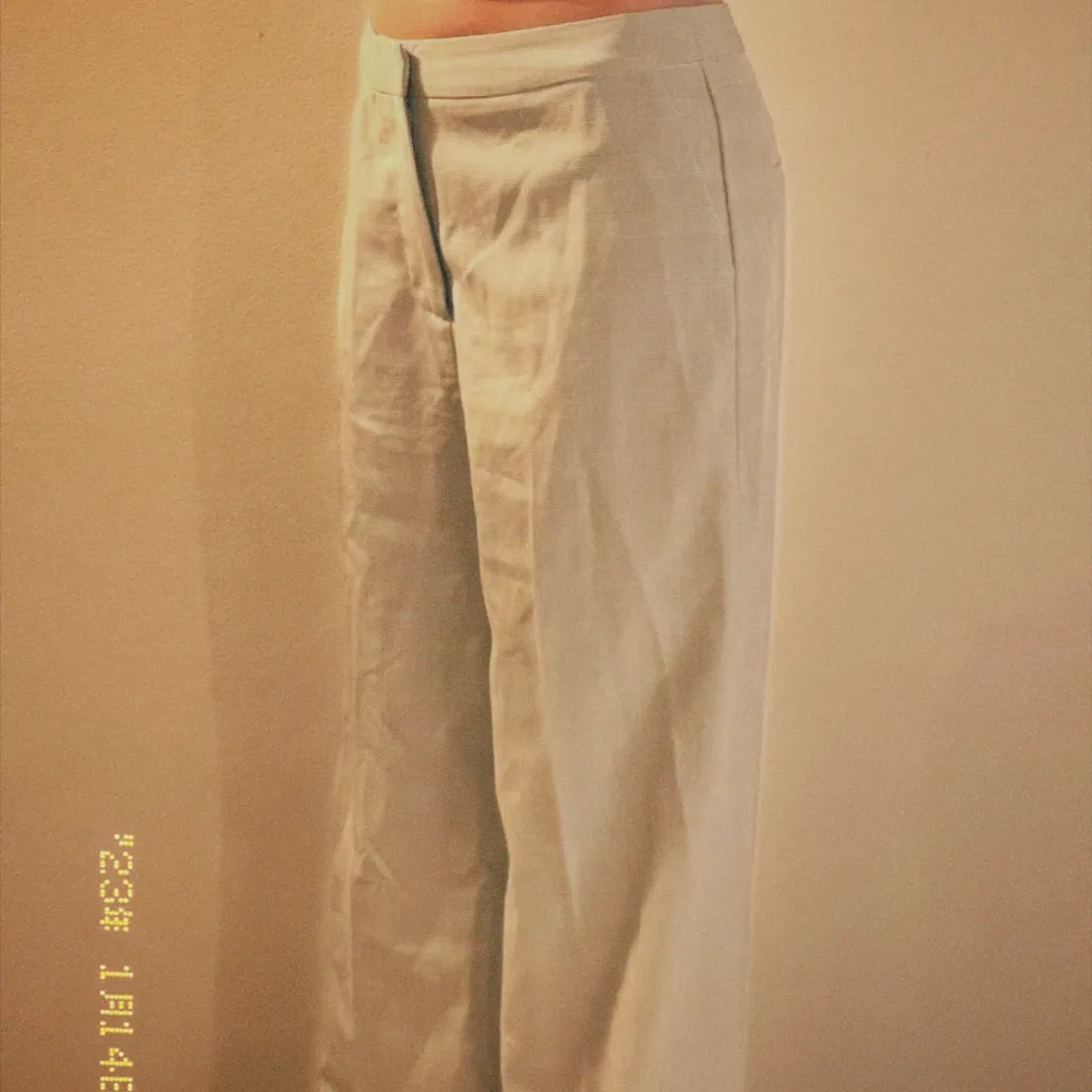Lowwaist kostymbyxor ljusgråa från NAKD. Storlek 36.   Säljes då dem inte används längre.  Meddela vid intresse💌. Jeans & Byxor.