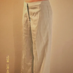 Kostymbyxor - Lowwaist kostymbyxor ljusgråa från NAKD. Storlek 36.   Säljes då dem inte används längre.  Meddela vid intresse💌