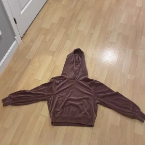 Råsa huddie - Detta är en begagnad tröja!  Varm och mysig tröja att ha under vintern. Använd ca 3-4 gånger. 