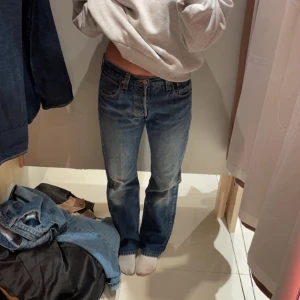 Levis low rise jeans - Säljer mina svin snygga Levis jeans jag köpte second hand då jag har för många jeans. De är använda en gång och köpta i december. Lågmidjade och lite baggy på mig. Pris kan diskuteras, skriv för fler bilder❣️❣️jag bär vanligtvis xs/s