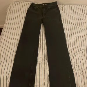 Svarta Jeans - Högmidjade jeans från Pull and Bear, storlek 38 (dam). 