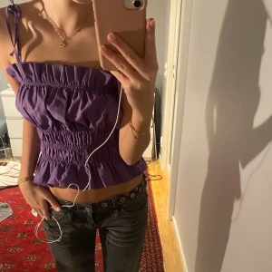 Lila topp - Super snygg topp från Gina. Går att ha både med band och utan. Formar kroppen super fint!