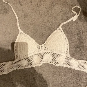 Vit knyttopp - Vit knyttopp från Shein. Jättefin till sommaren. Strl one size men den sitter för löst på mig som har 70c men skulle passa på någon som har lite större mått i ryggen än mig som typ 80.💕(aldrig använd ba provad) (köpare står för frakt)