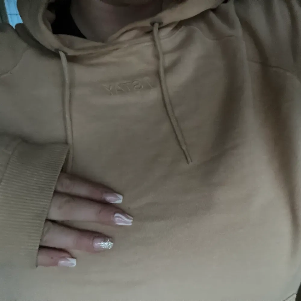 En beige hoodie från Stay som är jättebekväm och passar till mycket💓. Hoodies.