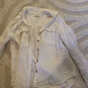 Linne skjorta från Gina Tricot - Fin linne skjorta från Gina Tricot i premium quality. 