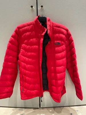 The North Face Jacka  - En fin dunjacka från NorthFace i bra skick! Storlek M 😊   Den är ÄKTA!   Hämtas i Lund eller skickas om köparen står för frakten 😄
