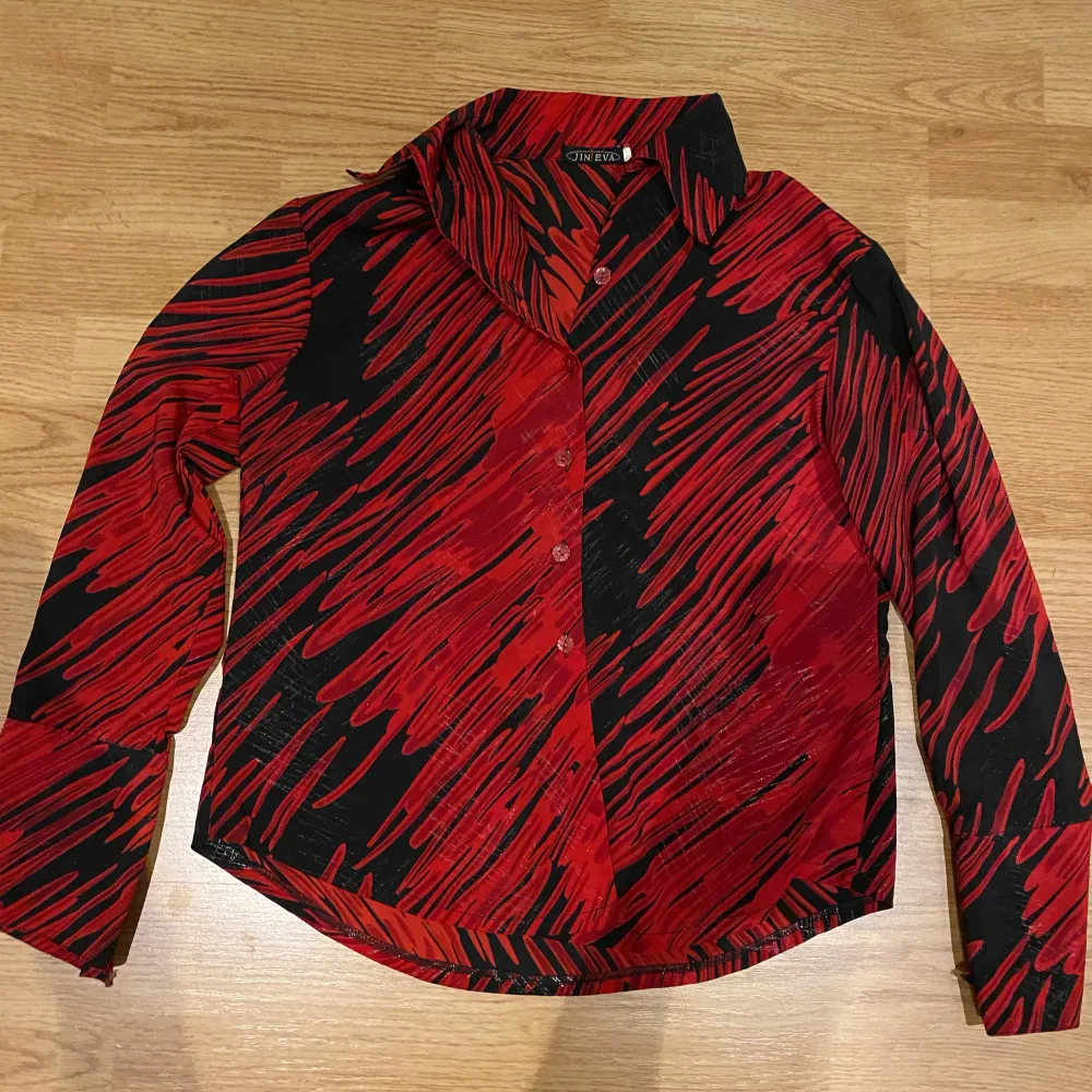 Vintage röd o svart blus från 2000-talet, passar som ett XS/S. Blusar.