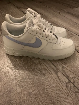 Nike air skor - Säljer dessa Nike air forces skor i storlek 42, säljer då de var för små. Dom har endast testats och kunde inte lämna tillbaka då de hade gått för lång tid. Nypris runt 1300kr säljer nu för 800kr+frakt.