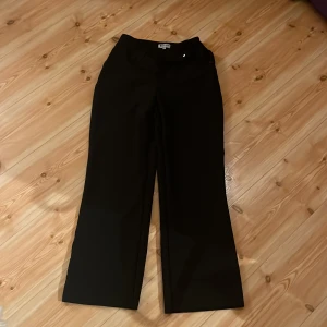 Svarta kostymbyxor  - Svarta kostymbyxor från Madlady storlek XS. Vida nertill och lite tightar vid låren. Inte använda mycket så i fint skick