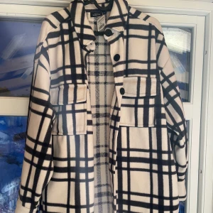 SkjortJacka - Helt ny aldrig använd, storlek M Köpare står för frakt 