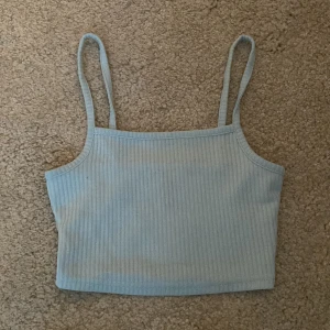 ljusblå topp 💙 - jag säljer denna super söta topp från hm då den inte kommer till användning. köpt för nåt år sen men är i fint skick !💗 stl XS och materialet är ganska tunt så den är bra att ha på sommarn 💗 kontakta mig för intresse eller fler bilder 💝