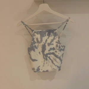 Zara, Crop Top - Zara, Crop Top som aldrig kommit till användning. Färgen är vit och ljusblå samt storleken är M. Nypris: 600kr.