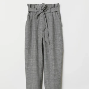 Kostymbyxa från H&M  - Snygg kostymbyxa från H&M i storlek 40