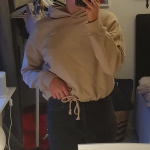 Hoddie från Ginatricot  - Skön hoddie med snörning nedtill från Ginatricot, strl M😊 Ett litet tryck på bröstet "Dreamer". Köpt på plick men kom inte till användning lika mycket som jag hoppats.