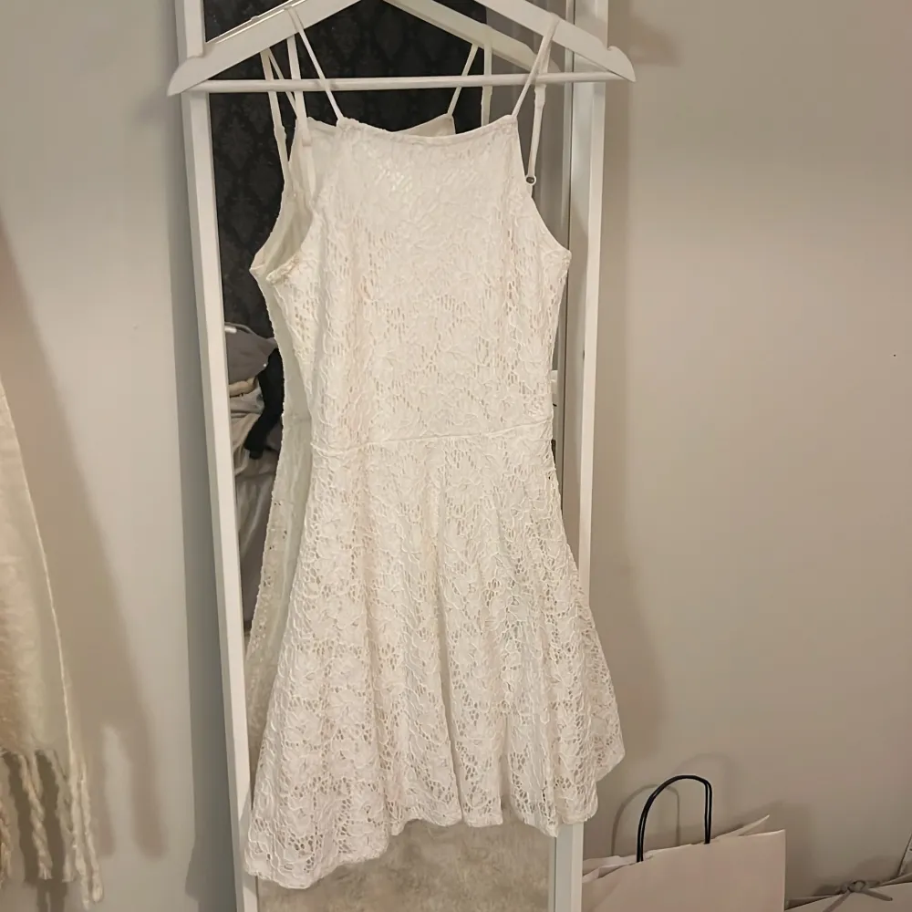 Så fin klänning perfekt till sommaren! Klänningen är i storlek xs men passar även s!😍. Klänningar.