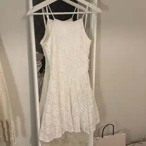 Så fin klänning perfekt till sommaren! Klänningen är i storlek xs men passar även s!😍