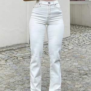 These white flare jeans are from Emmiol, and they are barely used. Very good quality, and very cute!