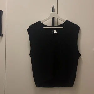 Stickad väst  - Stickad väst från H&M. Oanvänd. 50kr exkl. frakt 🥰