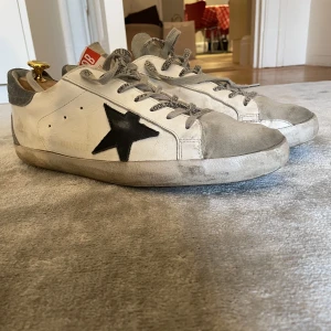 Golden goose skor - Golden goose superstar i storlek 44 Köpta på deras egna hemsida 2021  Nypris ca 4400 Lite slitna 7/10 Låda + digitalt kvitto finns samt dustbag