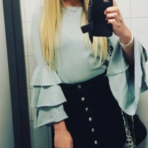 Topp/tröja med volangärmar  - Topp/tröja med volangärmar från Gina Tricot i härligt grön nyans. Strl. XS.