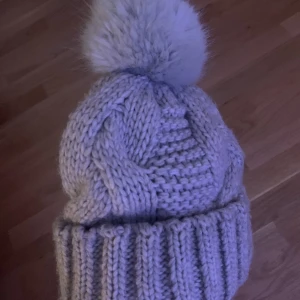 En mössa. - Den är tvättad. Och den är stickad.