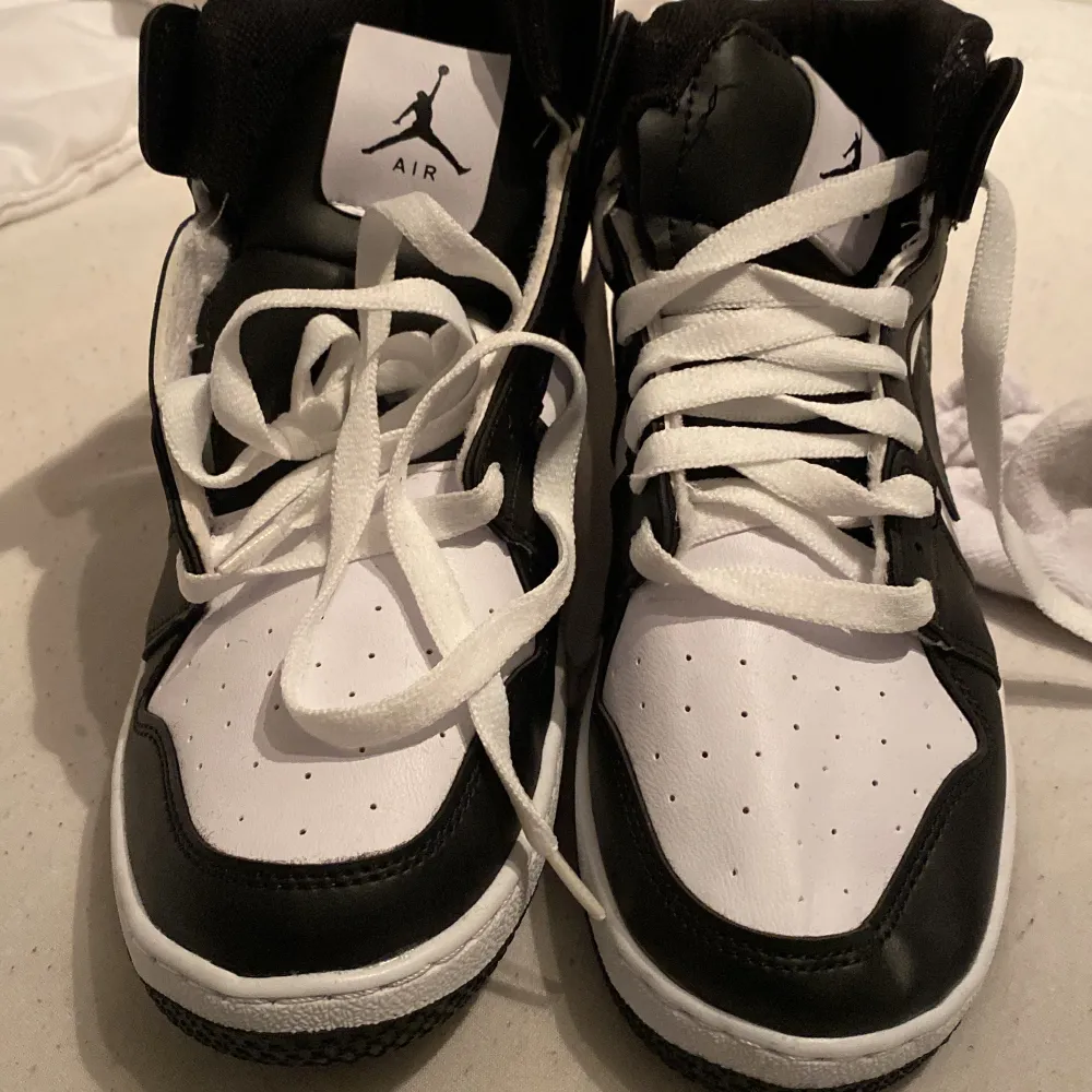 Jordan 1 kopia skor svarta aldrig använda.  (Pris kan diskuteras). Skor.