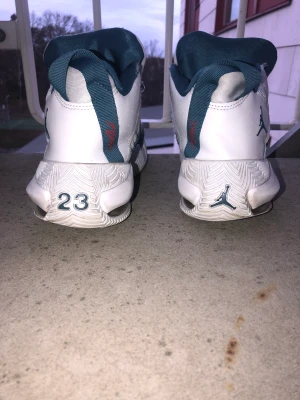 Stay Loyal-Höga sneakers JORDANS - Jag säljer dessa skor eftersom de inte passar mig längre, jag har använt dem i ca 7 månader. Om du är intresserad av att köpa dem och vill att jag ska skicka dem skicka ett meddelande till mig så diskuterar vi det. även om du vill köpa dem billigare