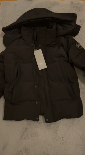 Canada goose Wyndham - Hej jag vill sälja min Canada goose wyndham black label pågrund av att den är ganska bred, jag skulle vilja byta exakt samma fast lite mindre i storlek S, säljs också hör av er privat