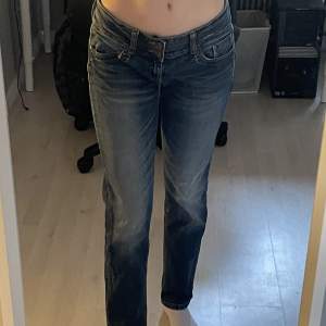 Jeans storlek ca 38, fler bilder eller frågor skriv i dm💕