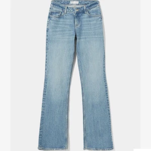 Bershka jeans - Säljer mina bershka jeans, köpta på zalando, pågrund av att jag inte gillar hur de sitter på mig💞Slutsålda på zalando, och deras egna hemsida. jeansen är bara använda ett fåtal gånger, nästan i nyskick❤️priset kan diskuteras, skriv till mig isånnafall💕