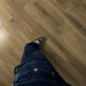 Sean John Jeans - Sean John Jeans med roliga spexig fickor och dragkjedjor!  Storlek 36/30 Sitter som en 34 i midjan  Vet att du också vill va fresh som Diddy, så va väntar du på?   Jag är 183 cm