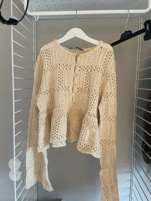 Topp - Säljer denna dö snygga topp som är oanvänd då den tyvärr e för liten för mig :( Super snygg till ett par lågmidjade jeans!  Tröjan är liten i storleken och är i storlek L men passar S/M. 