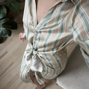 Klänning från Zara 100kr - Aldrig använt, prislapp på. Köpt för 4 år sedan så denna modell finns ej. Passar endast XS:are 