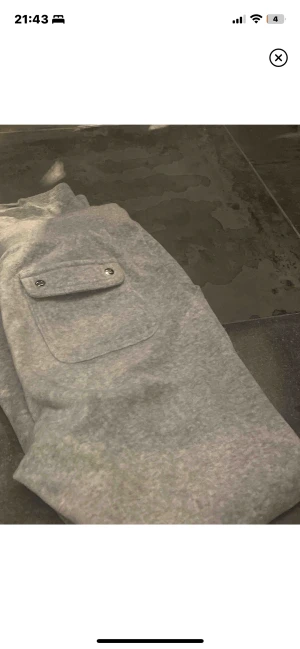 Bilder på juicy - Om ni har sett annonsen om mina juicy så har ni säkert sett att det är lånad bild. Här är fler bilder på den. Folk har budat och det är 740kr som leder just nu. 