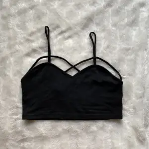 Ett coolt svart croptop från Brandy Melville i storlek ”one size”. Jag är en storlek S/M och den sitter bra på mig. För mer bilder och frågor om passform, frakt m.m. Tveka inte att höra av dig❣️