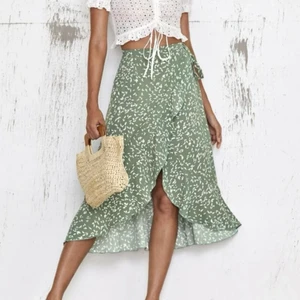 Kjol - Jättefin kjol som knyts runt midjan i storlek S men kan passa XS också Köparen står för frakt