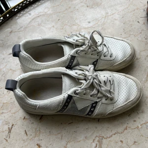 Maje skor - Perfekta skor nu till sommaren från maje i storlek 39(true to size). Använda en gång, nypris är 2100💕 Om flera är intresserade blir det budgivning😊