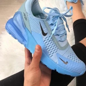 Helt nya Air Max light blue, storlek 38 - Light blue air Max, helt oanvändbara, jätte sköna, bra kvalitet och har en härlig färg. Säljer de för att de ej passsde mig:(.            Kostar 800 utan frakt. Säljer de direkt för 1000kr. Priset kan diskuteras💗