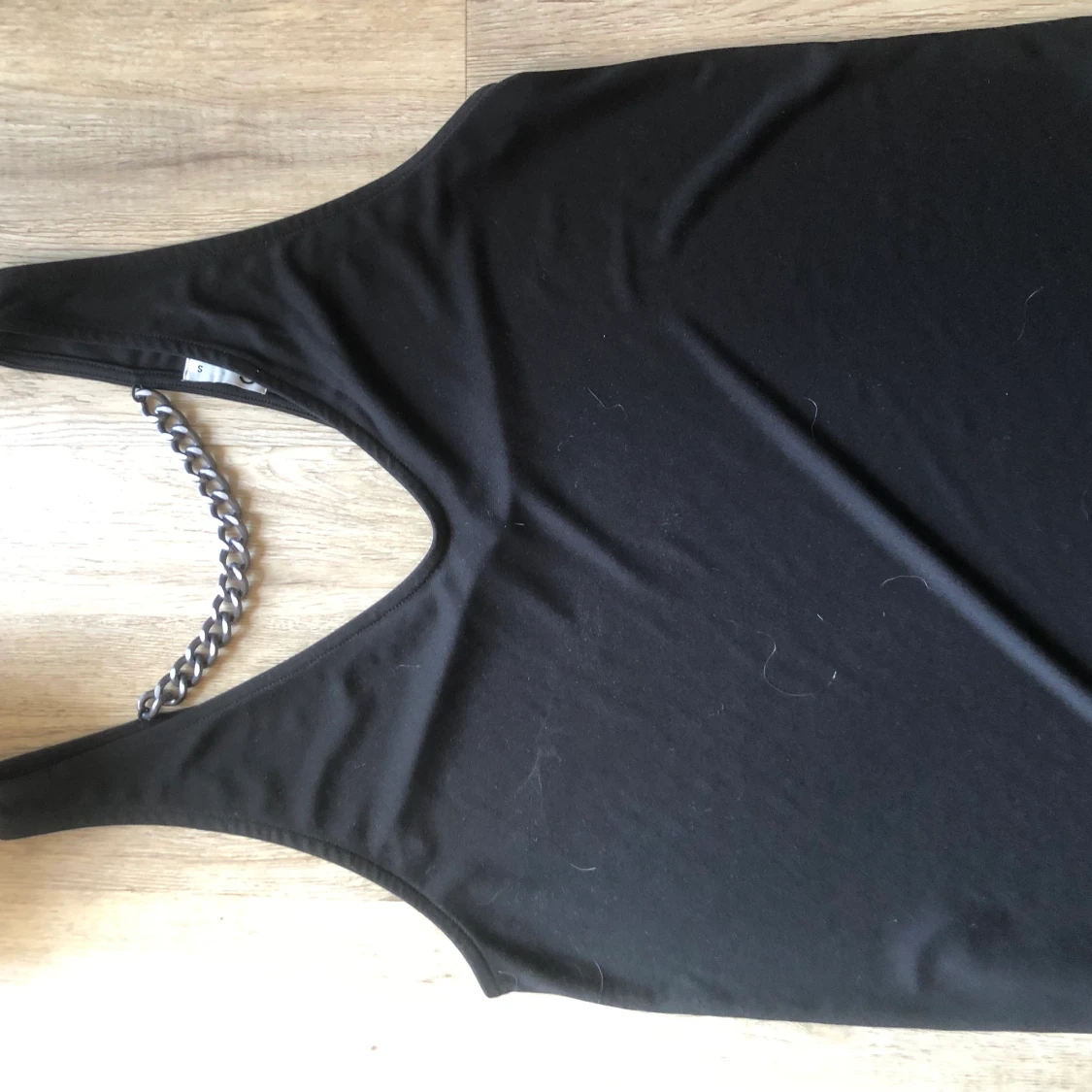 Svart linne med kedja bak - 91