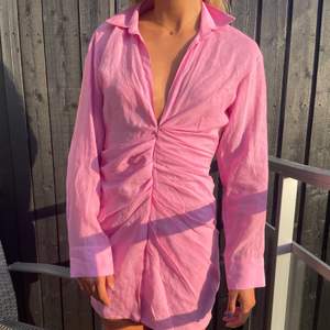 Säljer min klänning från Zara i rosa linnetyg som jag använt till ett tillfälle men säljer pga sneppet för liten, hör gärna av er!💞 nypris 500kr