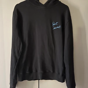 YSL Hoodie - En ysl hoodie säljs alternativt byts! Köptes för några år sedan i London för ca 6000kr. Det är herrmodell och är storlek L, men sitter som en M på mig som är tjej och 176cn lång.