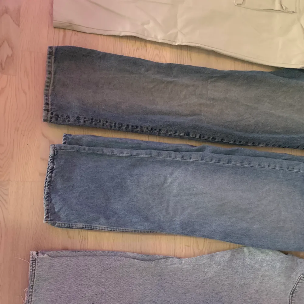 Vintage Jeans i bra skick! Olika storlekar på byxorna men skriv till mig så löser jag mått/storlek. Jeans & Byxor.